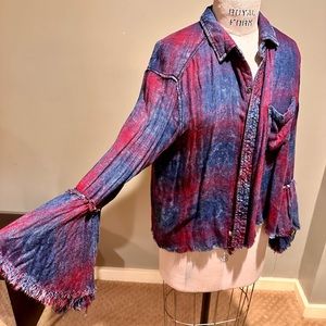 Vintage Havana, rayon- cool top. Flare sleeve. Button up